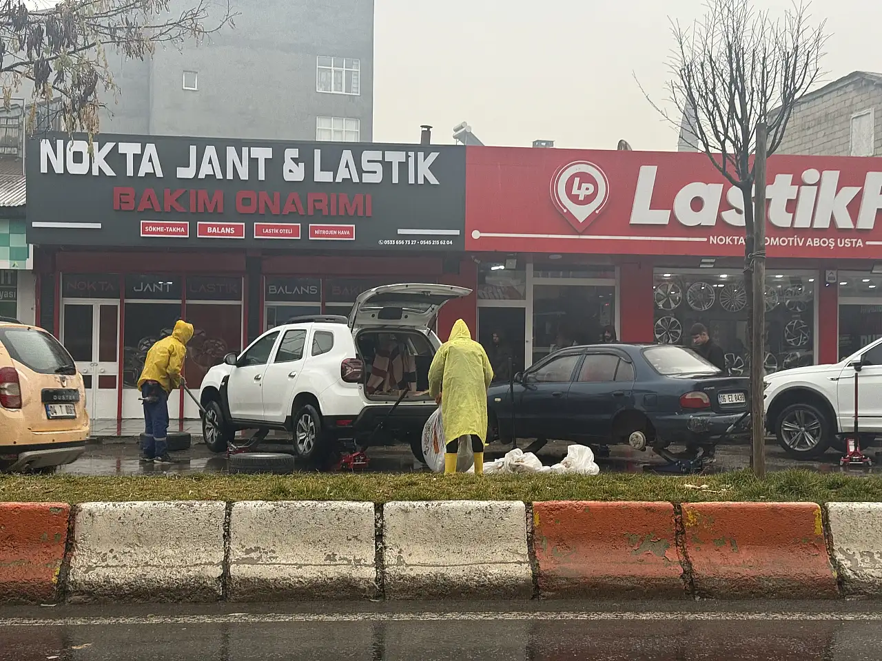 Ağrı yeni aya yağmurla uyandı: Kış lastiği mesaisi devam etti