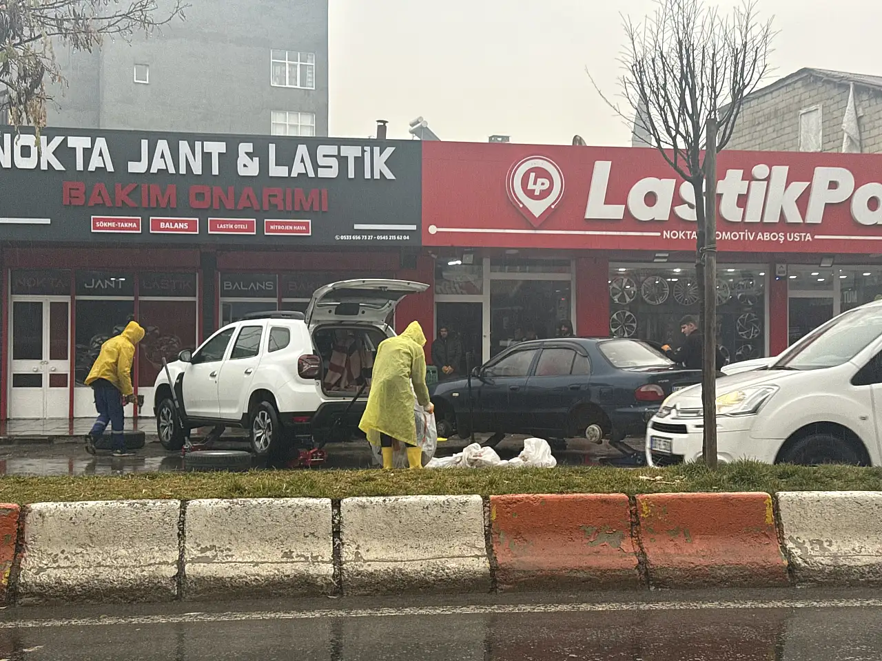 Ağrı yeni aya yağmurla uyandı: Kış lastiği mesaisi devam etti