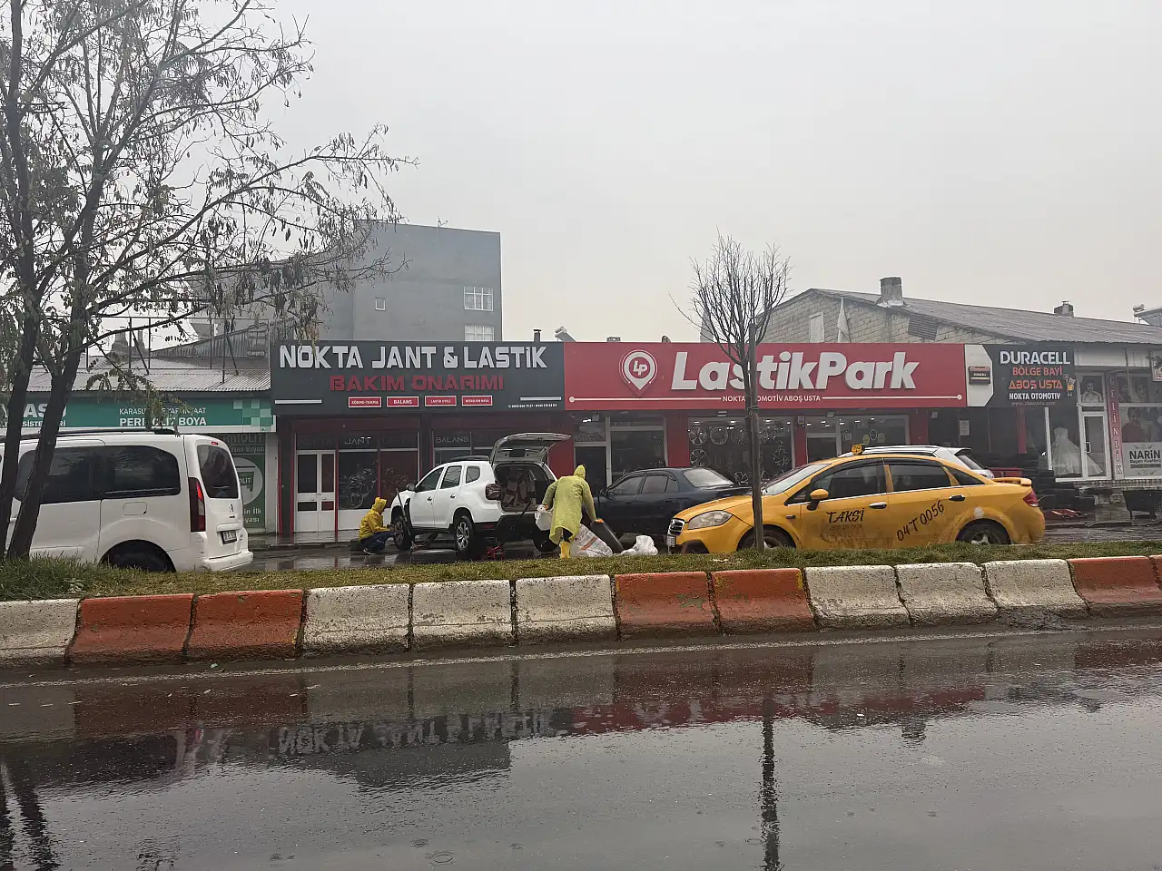 Ağrı yeni aya yağmurla uyandı: Kış lastiği mesaisi devam etti