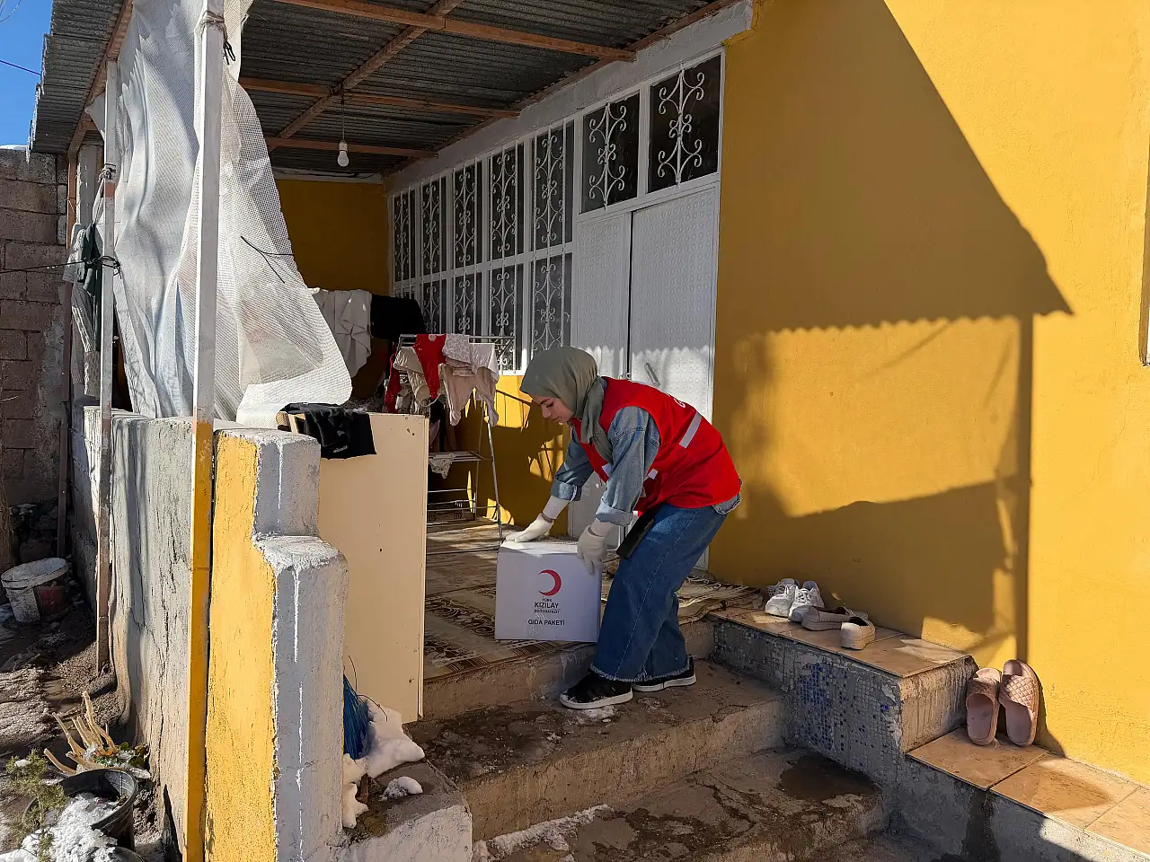 Karlı yolları aşarak kapı kapı gıda kolilerini ulaştırdılar