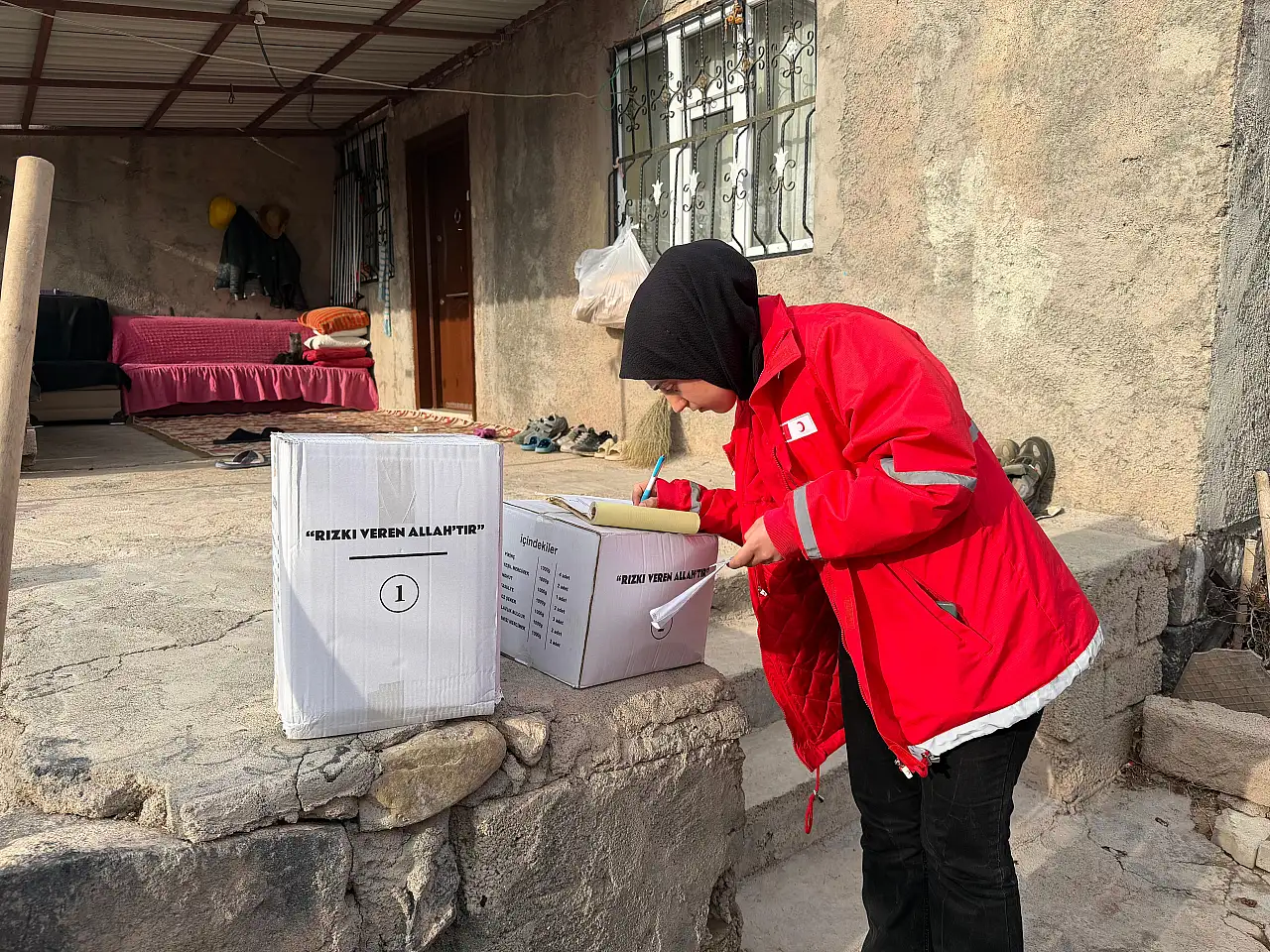Doğubaayzıt Kızılay gönüllüleri bağışçı emanetlerini ailelere iletti