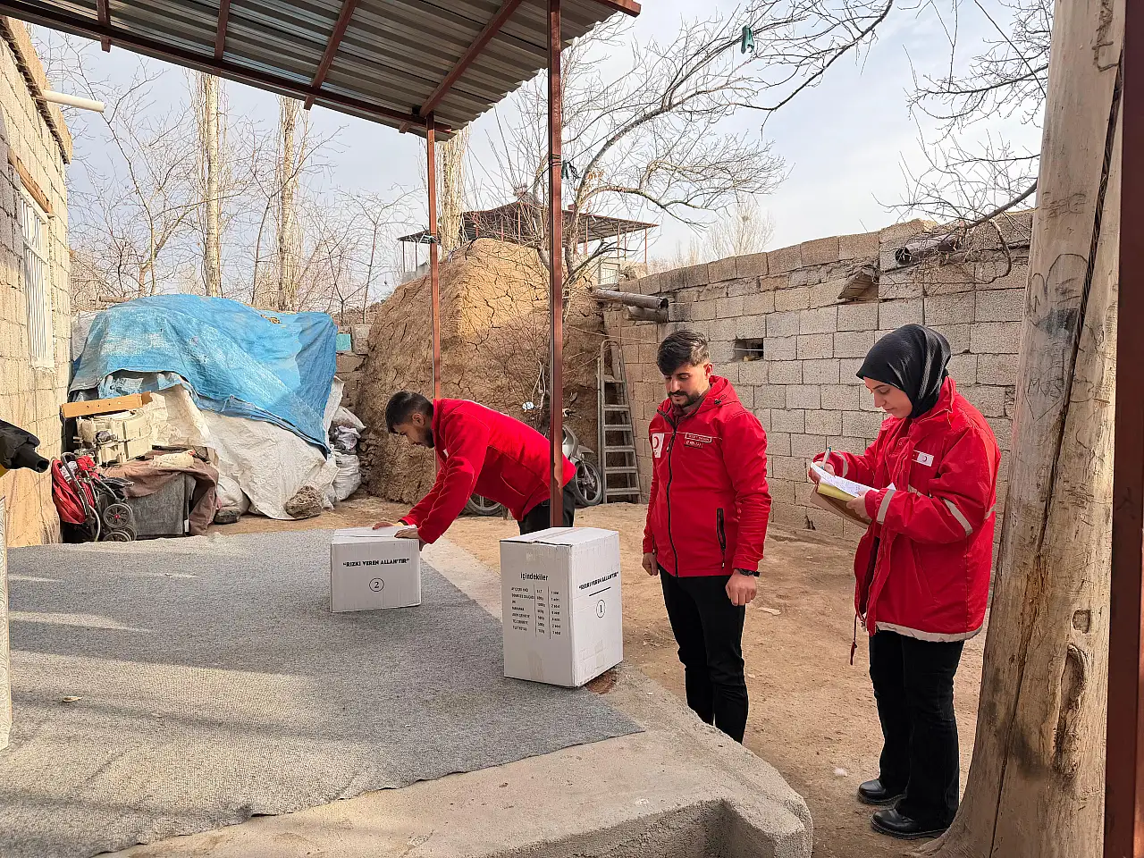 Doğubaayzıt Kızılay gönüllüleri bağışçı emanetlerini ailelere iletti