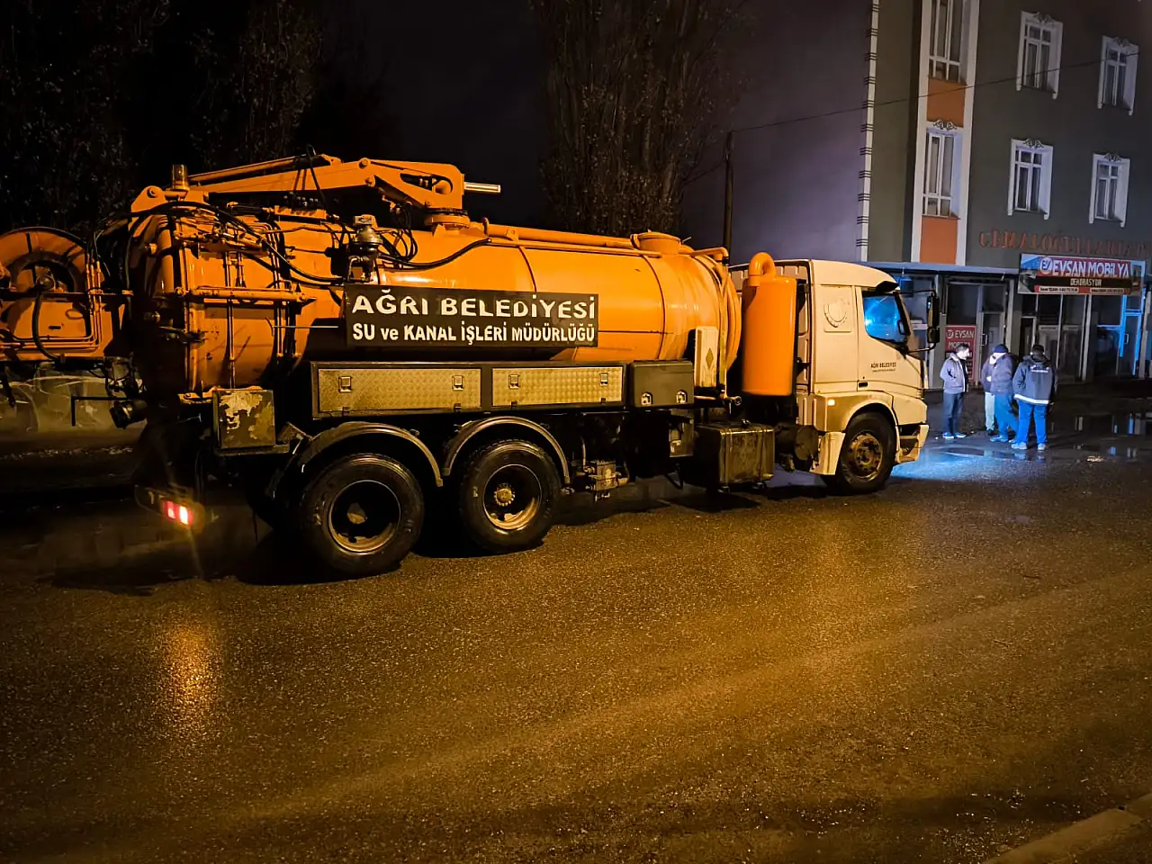Ağrı'da yağışlar etkisini sürdürürken ekipler hazır bekliyor