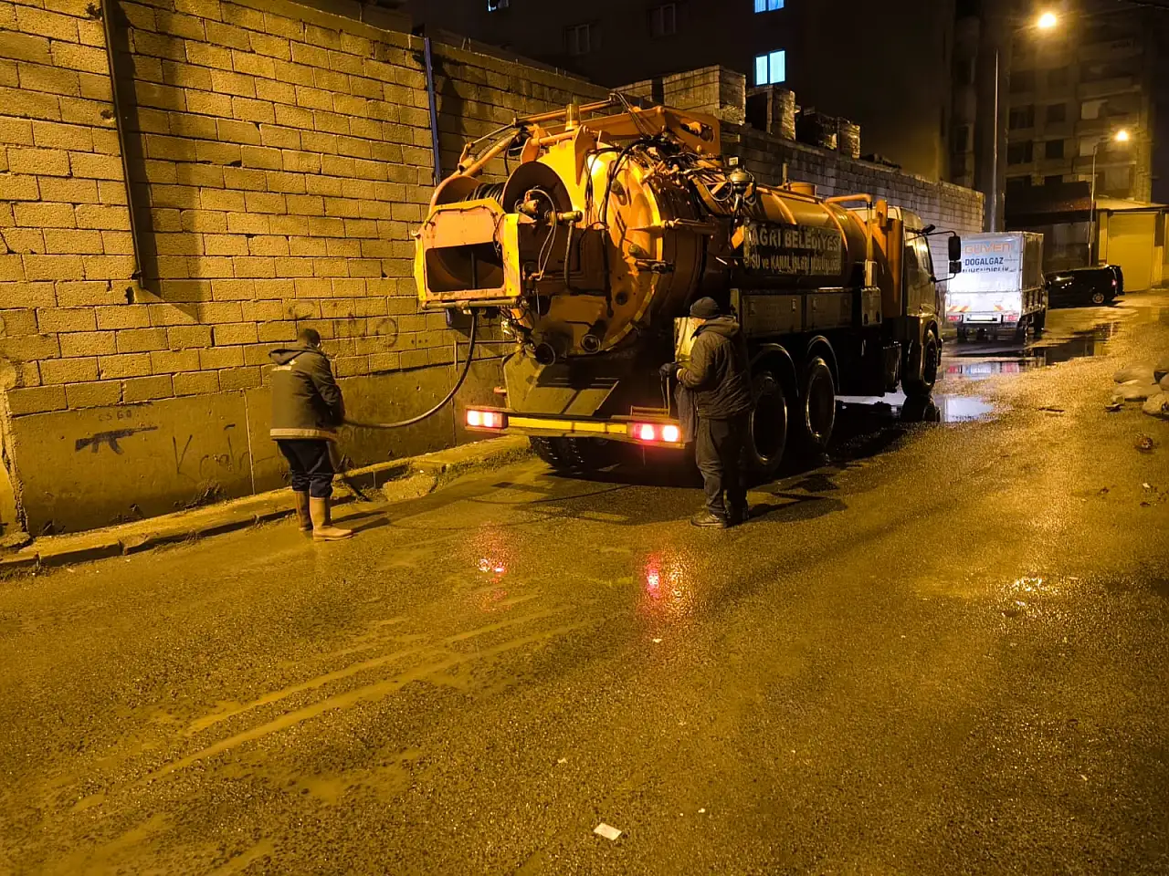 Ağrı'da yağışlar etkisini sürdürürken ekipler hazır bekliyor