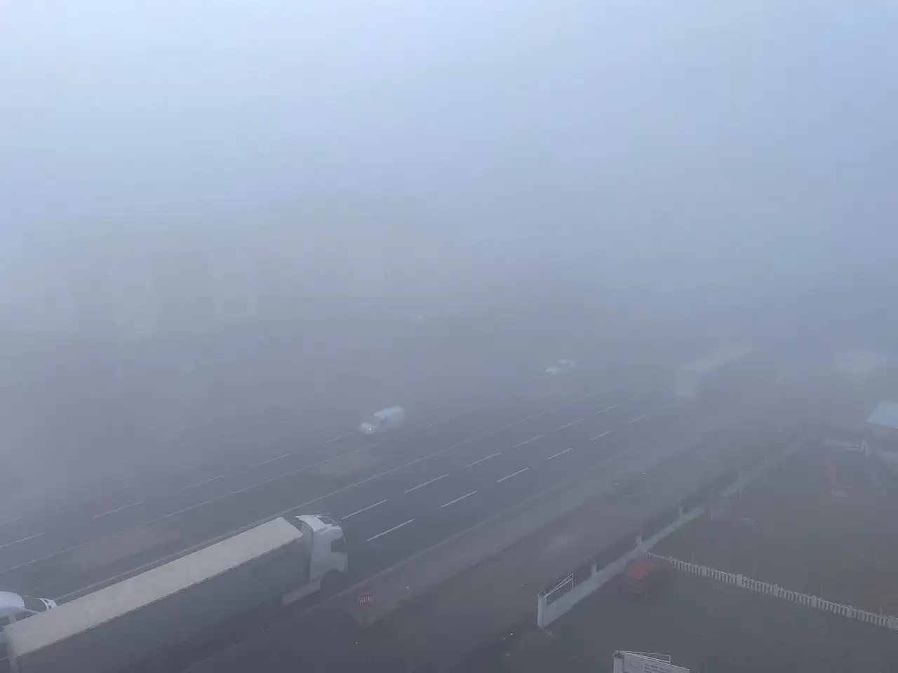 Ağrı'da soğuk hava sisle birleşti, ulaşım zorlaştı