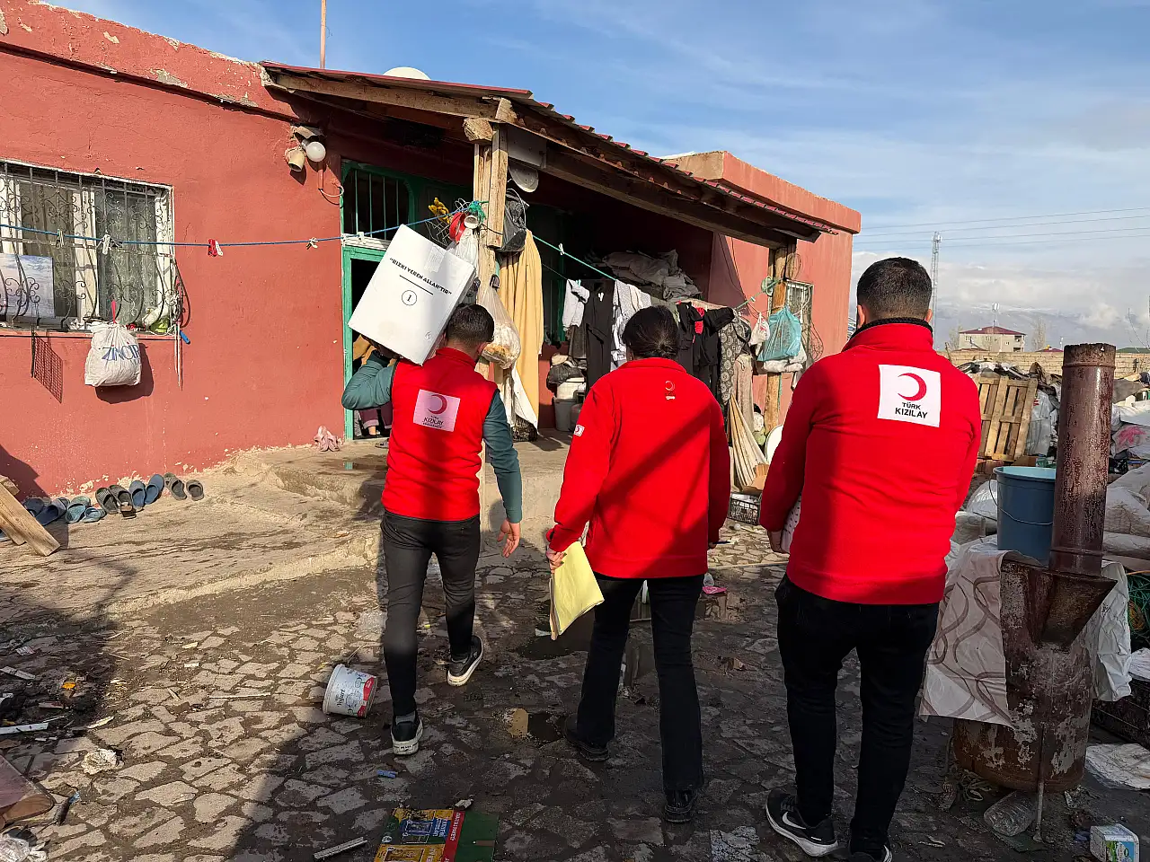 Doğubayazıt'ta Kızılay gönüllüleri gıda kolilerini ailelerle buluşturdu