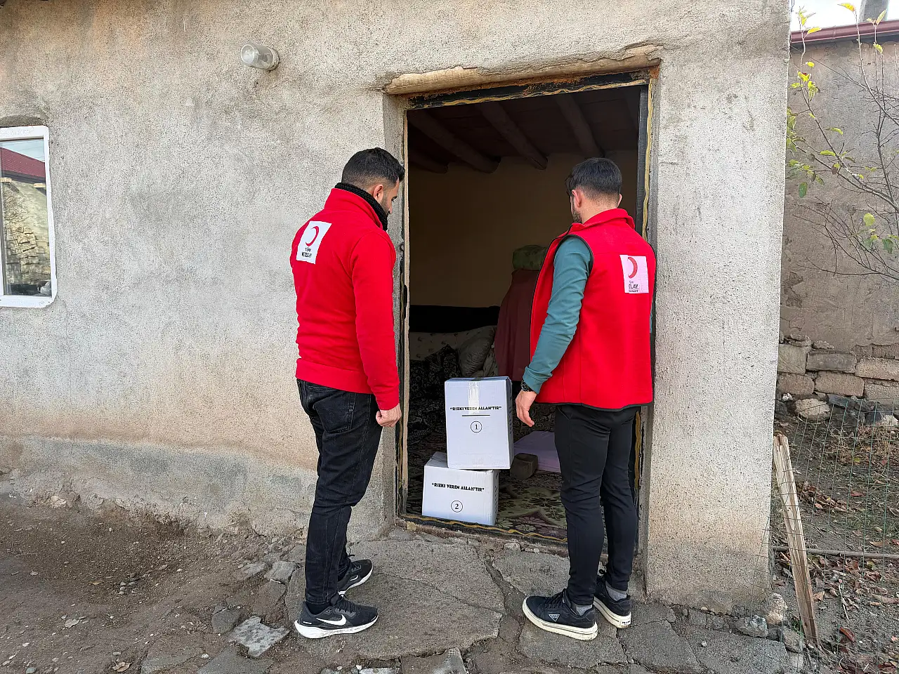 Doğubayazıt'ta Kızılay gönüllüleri gıda kolilerini ailelerle buluşturdu
