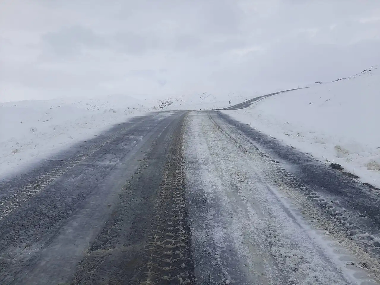 Ağrı'da karla mücadelede dokuz köy yolu ulaşıma açıldı