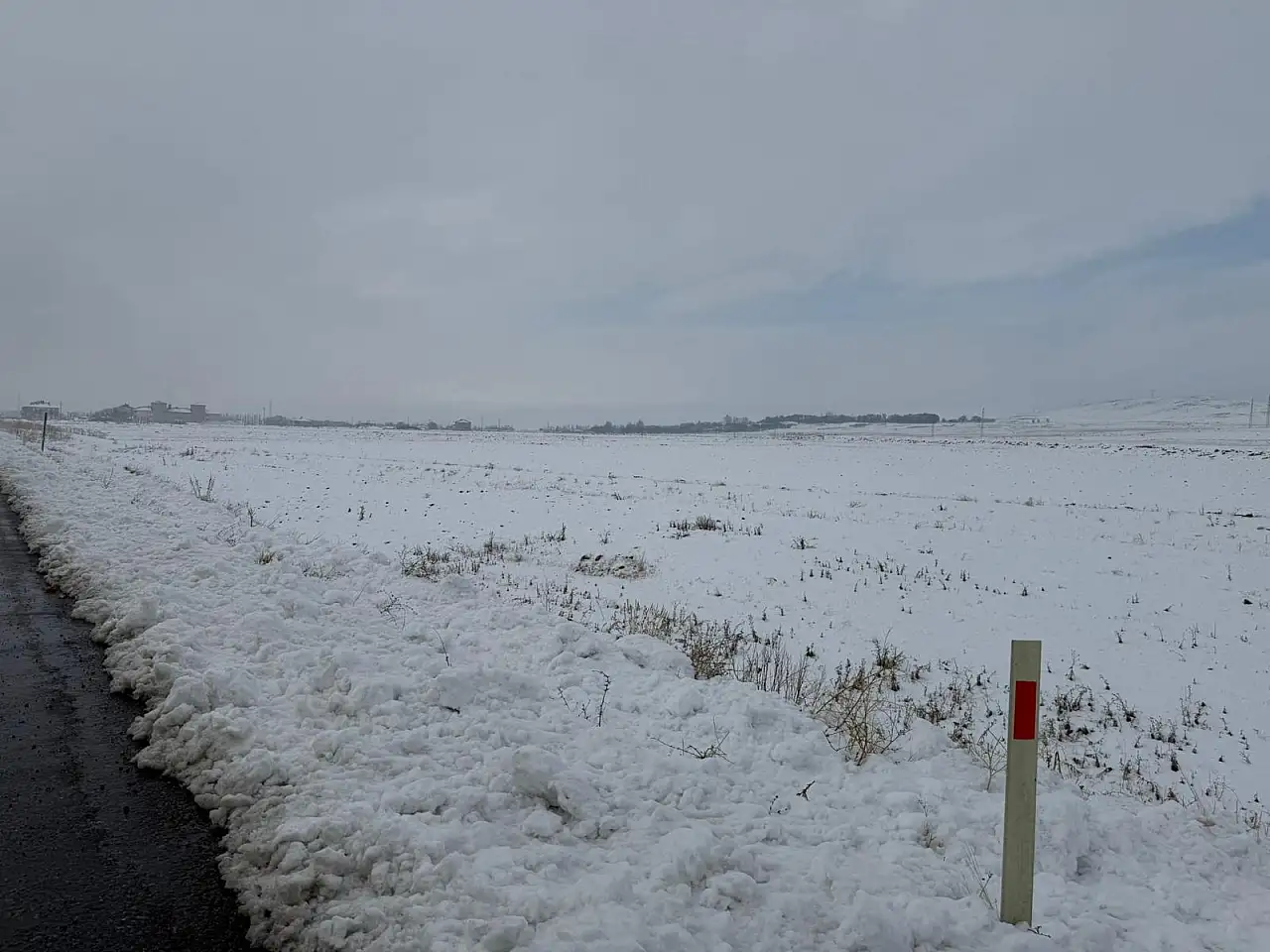 Ağrı'da kar yağışı kent merkezini beyaza bürüdü