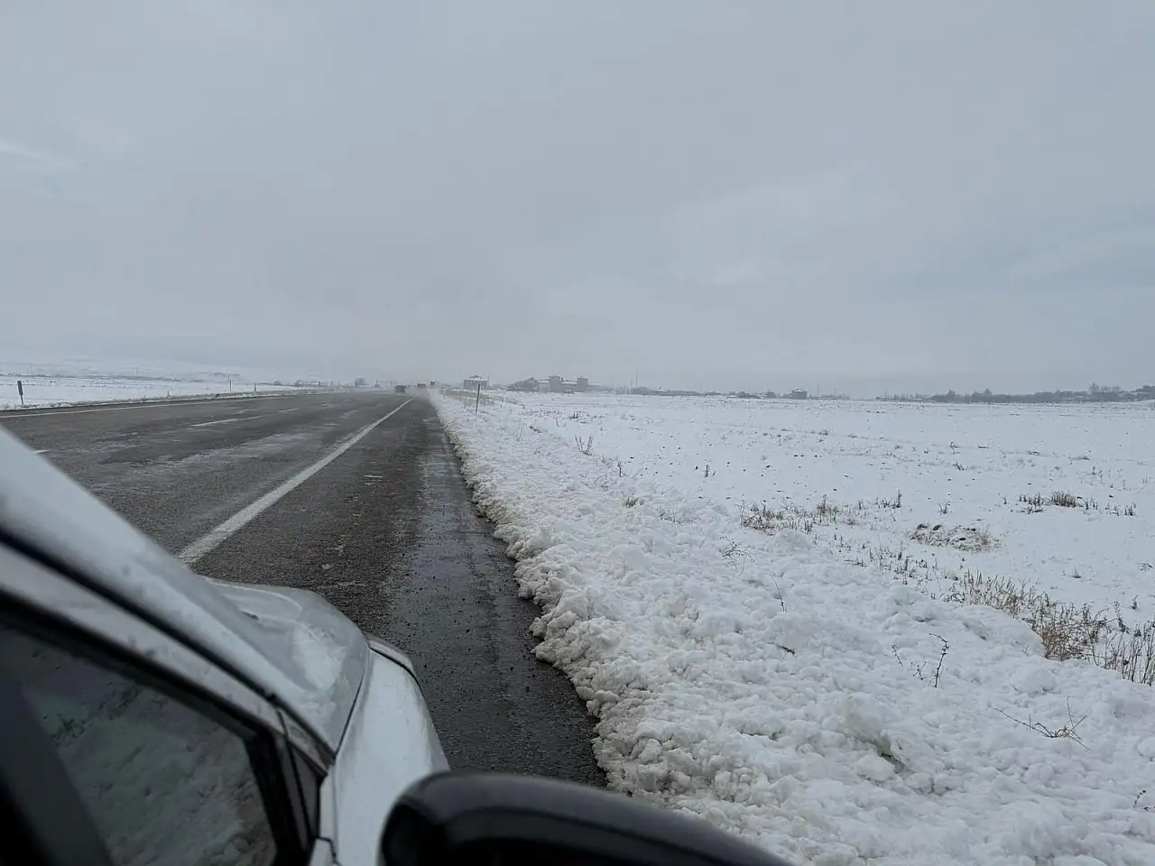 Ağrı'da kar yağışı kent merkezini beyaza bürüdü