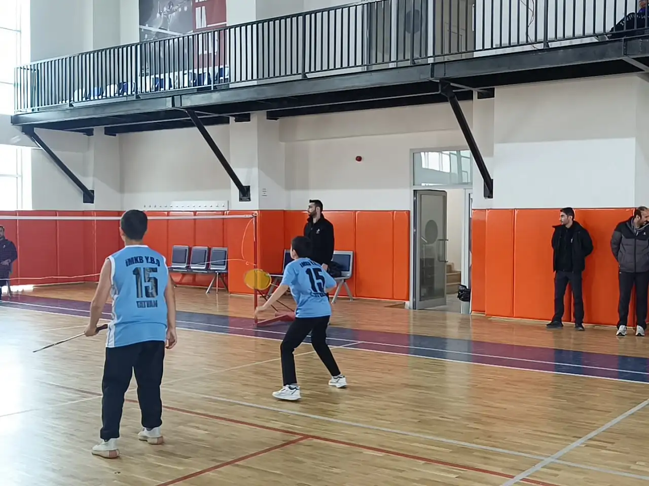 Bitlis'te Yıldız Kız–Erkek Badminton Turnuvası Tamamlandı