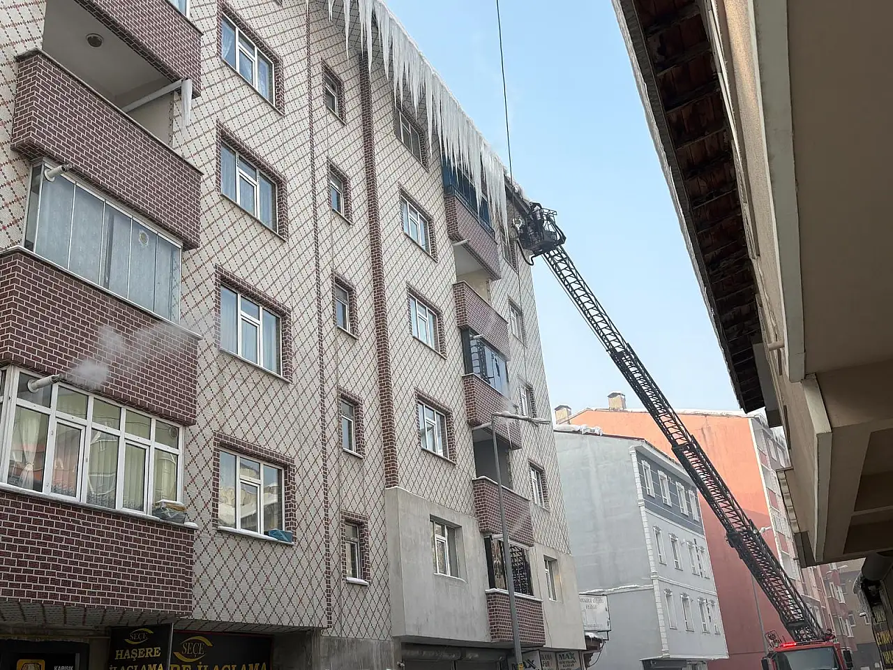 Ağrı'da çatılardaki buzlar temizleniyor, sokaklarda kar mesaisi devam ediyor