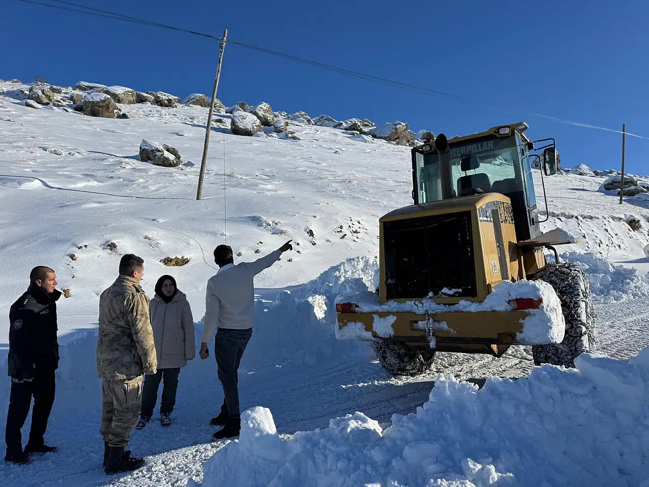 Yoğun kar yağışı Taşlıçay'da çalışmaları durdurmadı