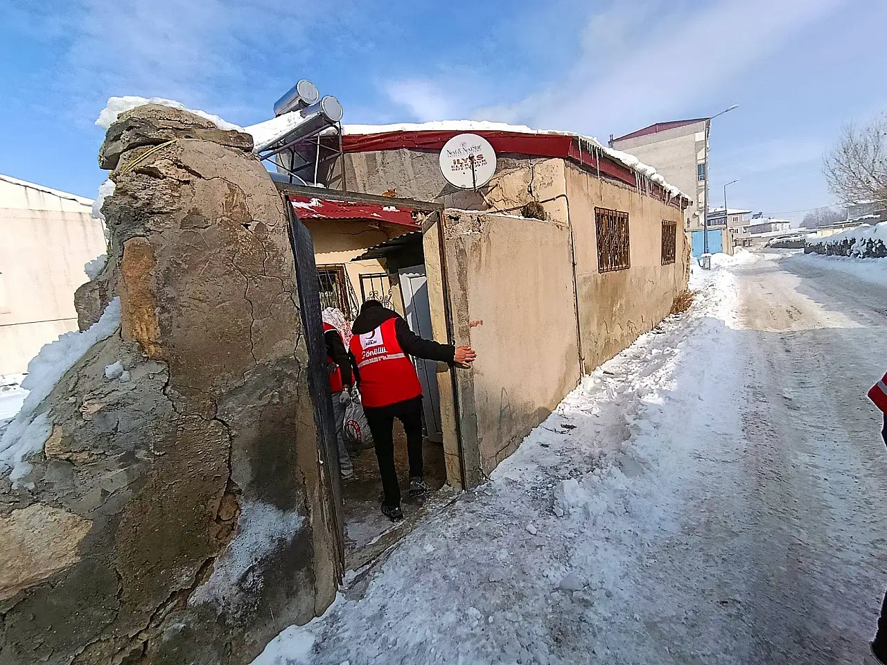 Kızılay gönüllülerinden Diyadin'de kış desteği
