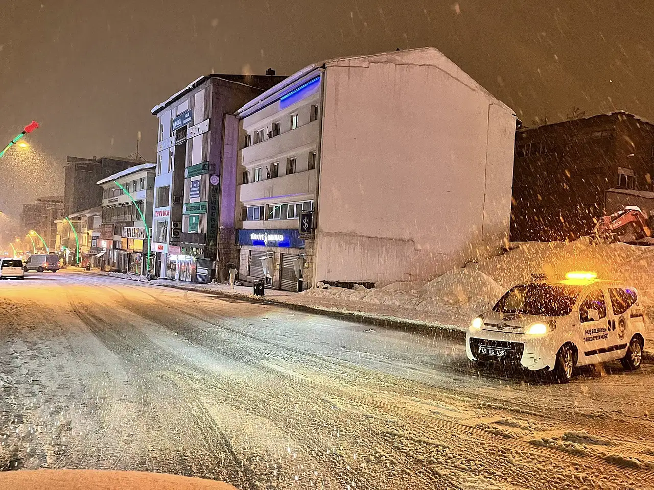 Muş Belediyesi Karla Mücadele Çalışmalarını Aralıksız Sürdürüyor