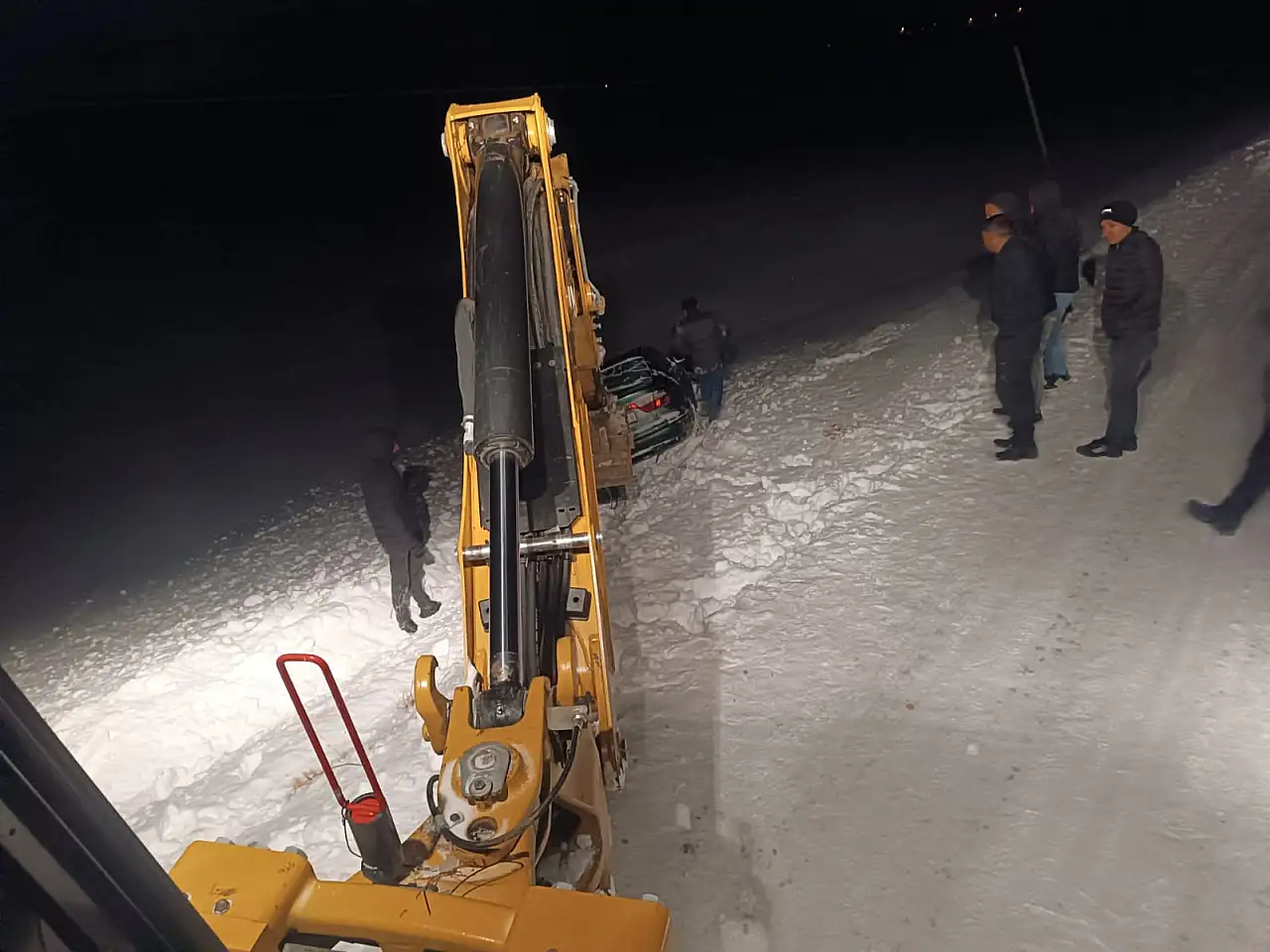 Çat'ta Karla Mücadele Çalışmaları Aralıksız Sürüyor