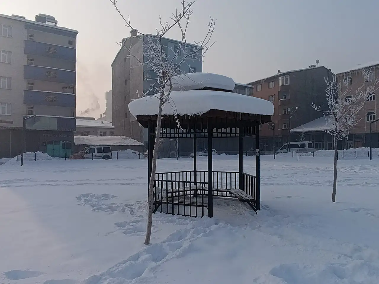 Ağrı'da soğuk ve karlı hava parkları boş bıraktı