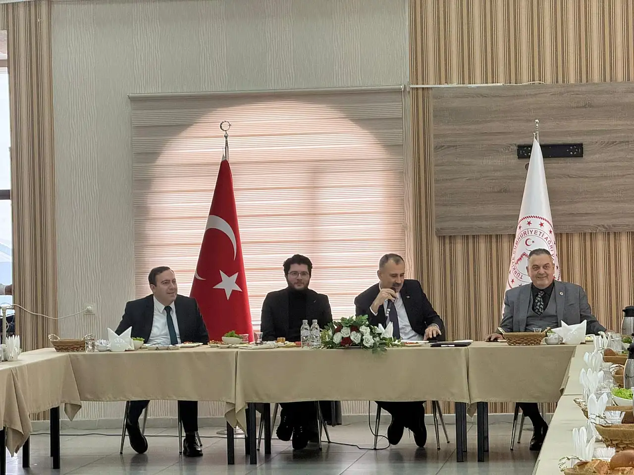 Ağrı Valisi Bozkurt basınla buluştu, projeleri anlattı