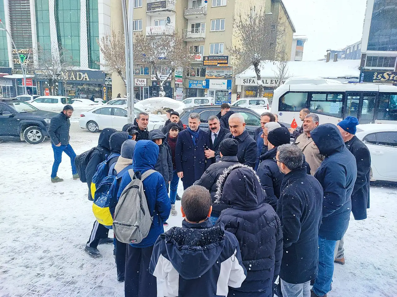 Muş Valisi Avni Çakır, Cami Çıkışında Vatandaşlarla Buluştu