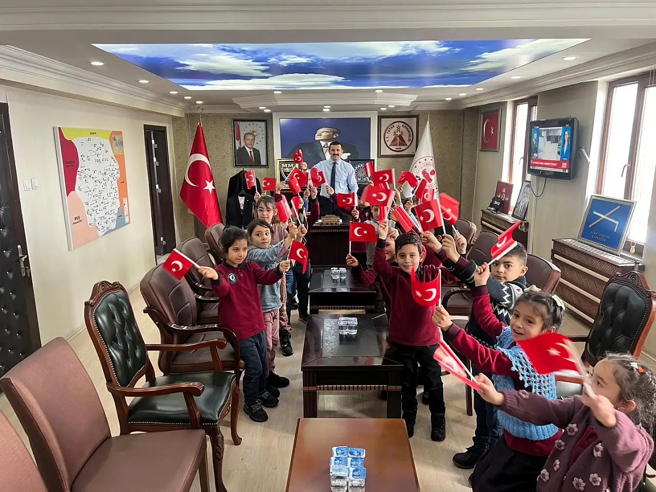 Minik öğrenciler bayraklarıyla geldi, Tutak Kaymakamlığı renklendi!