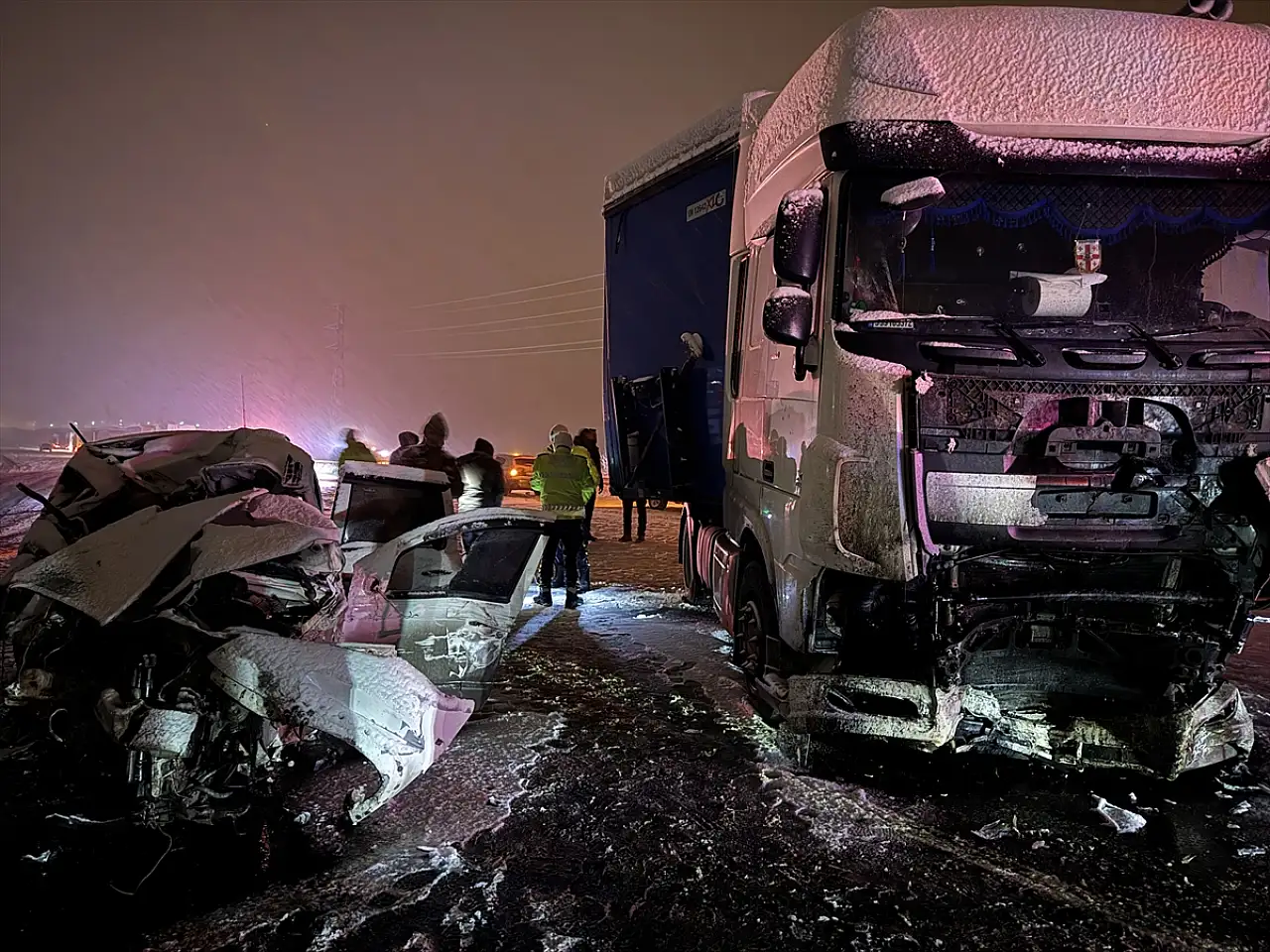 Erzurum'da araç kağıt gibi ezildi: 4 kişi hayatını kaybetti