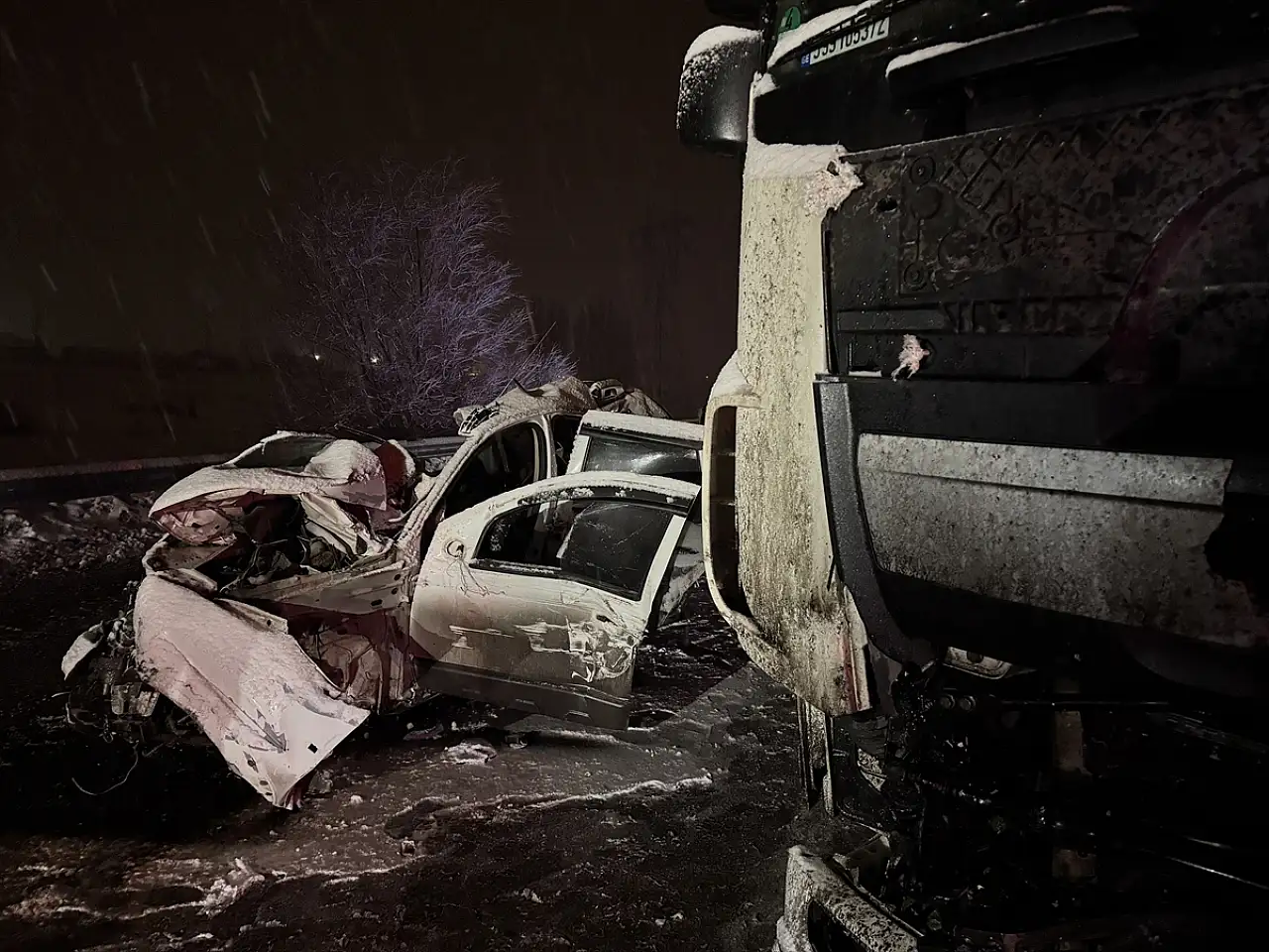 Erzurum'da araç kağıt gibi ezildi: 4 kişi hayatını kaybetti