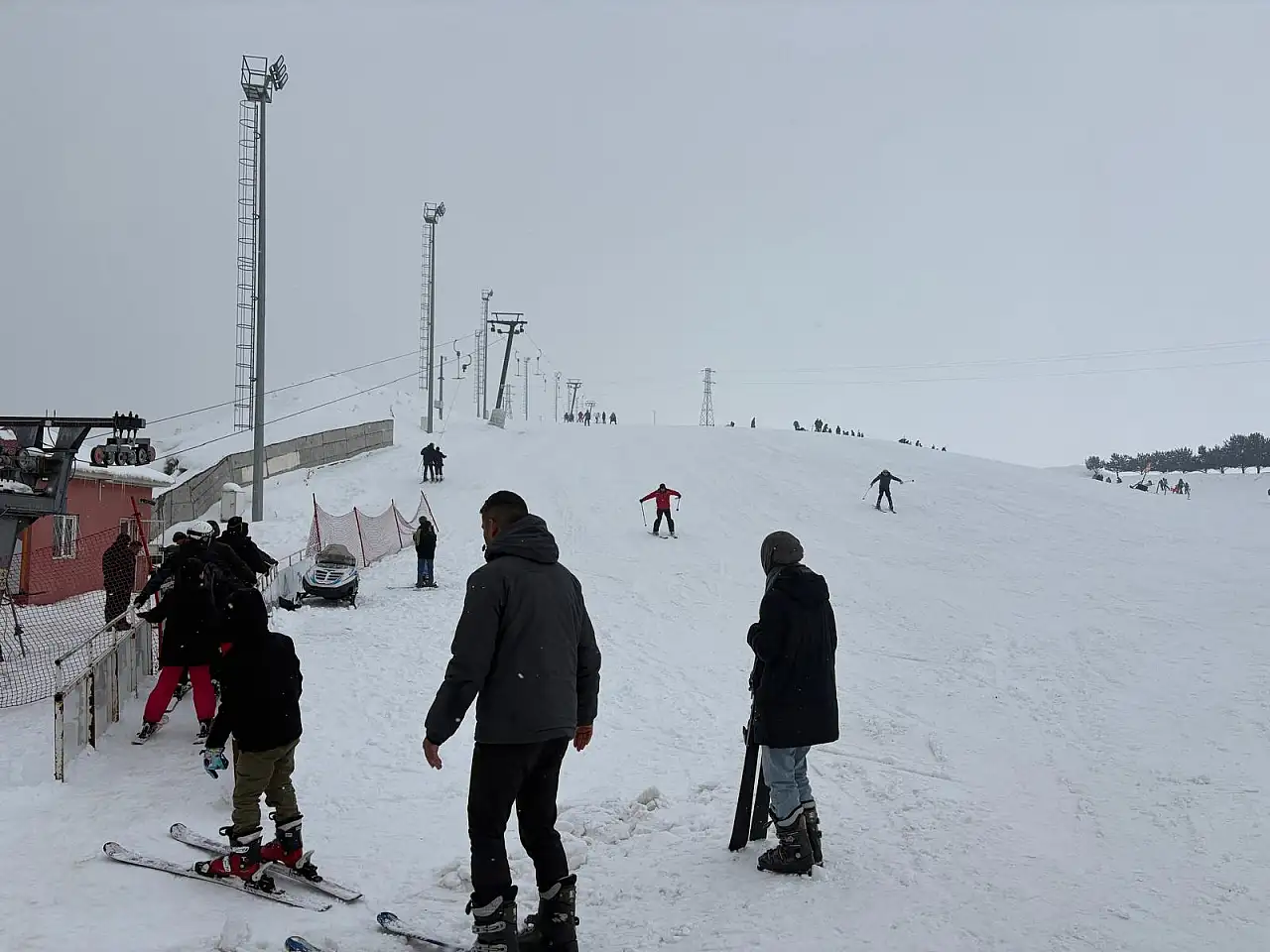 Ağrı Küpkıran Kayak Tesisleri'nde hafta sonu yoğunluğu