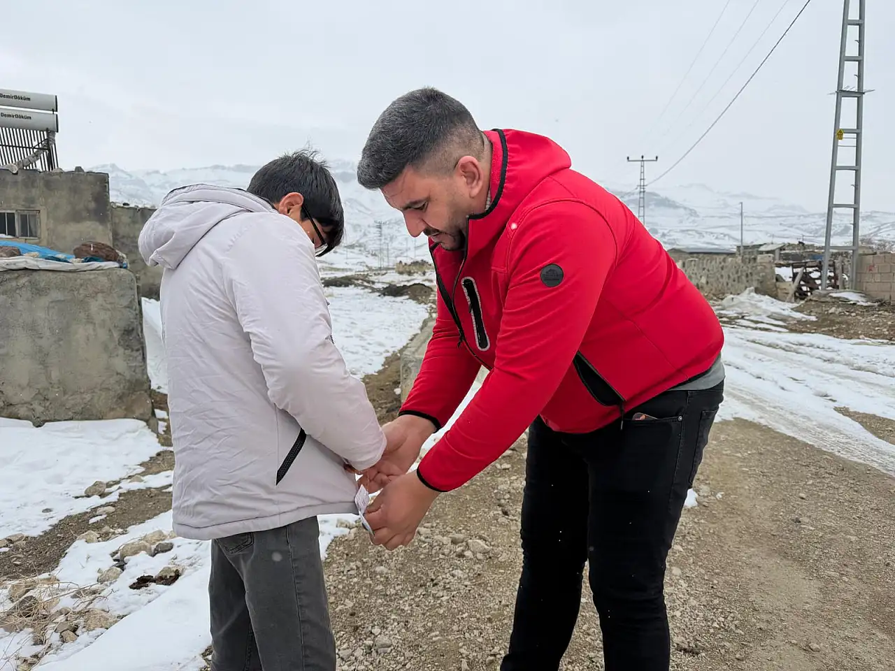 Karaburun Köyü'ne kışlık giyim desteği ulaştırıldı
