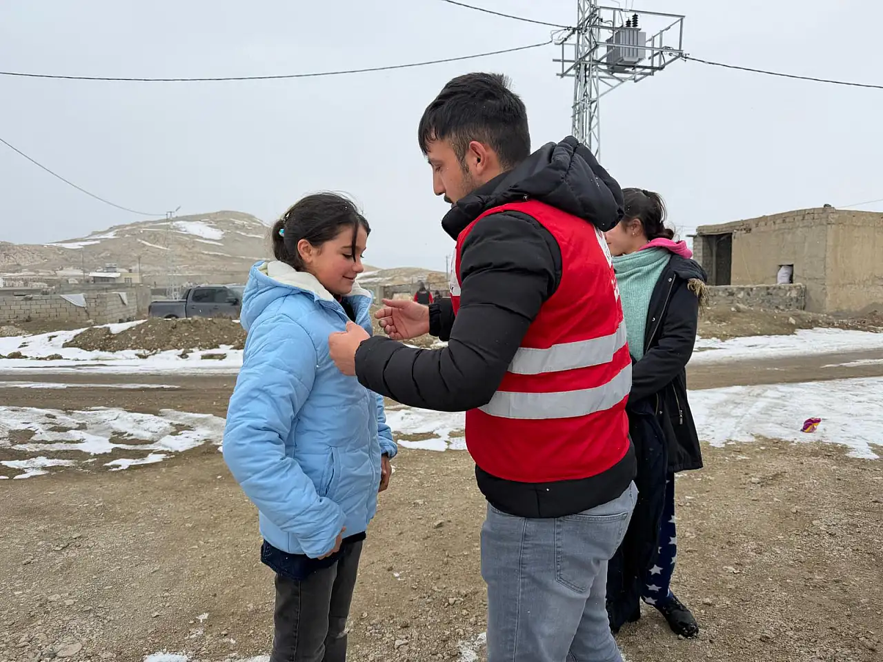 Karaburun Köyü'ne kışlık giyim desteği ulaştırıldı