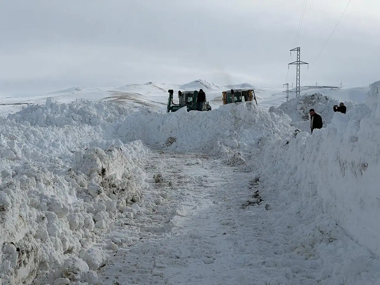 Ağrı'da ekipler 5 gündür bu köylere ulaşmaya çalışıyor