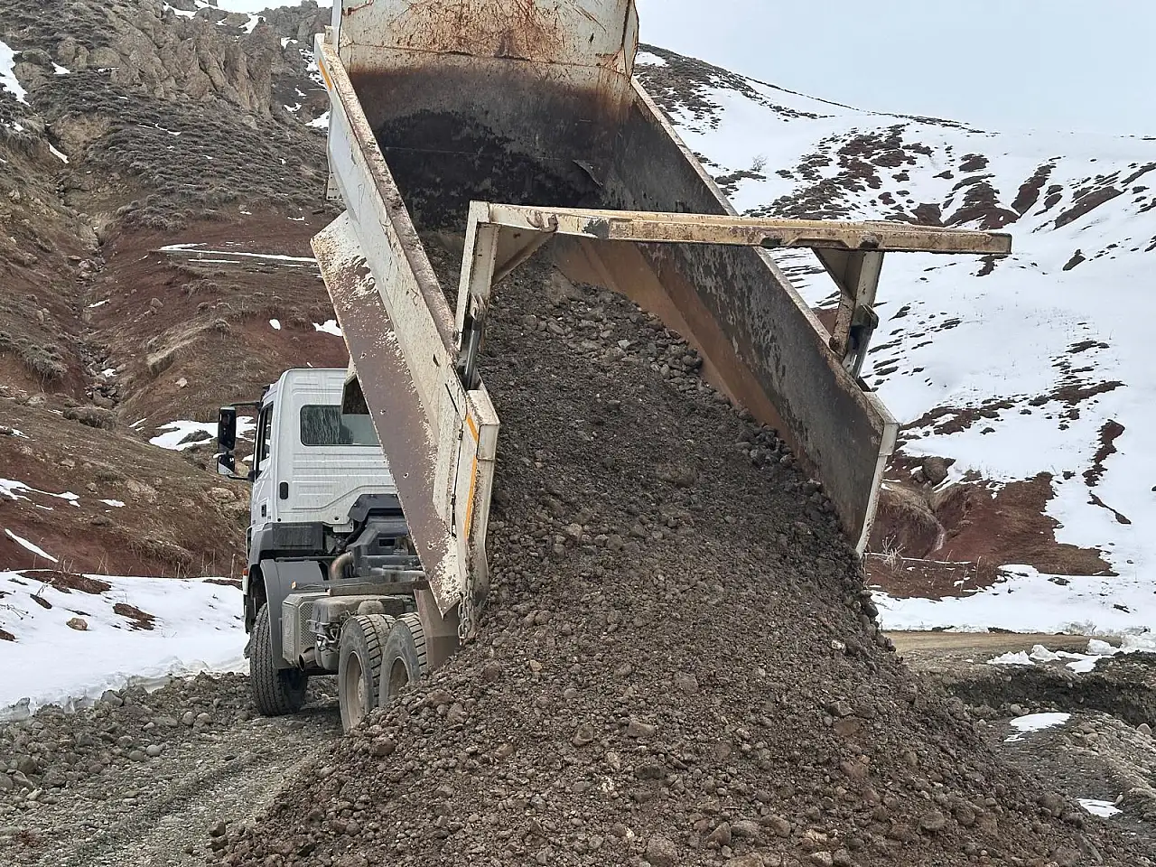 Ağrı'da İl Özel İdaresi ekipleri karada ve karda sahada