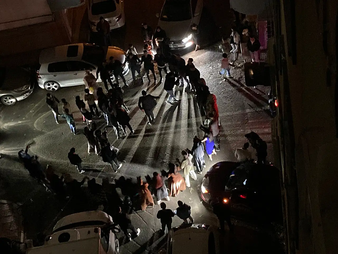 Ağrı'da baharın gelişiyle nişan ve düğünler sokağa taştı