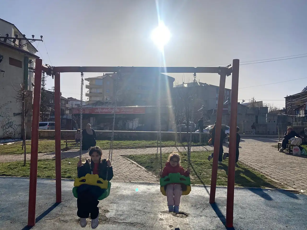 Ağrı'da kar mola verdi, çocuklar parklara akın etti