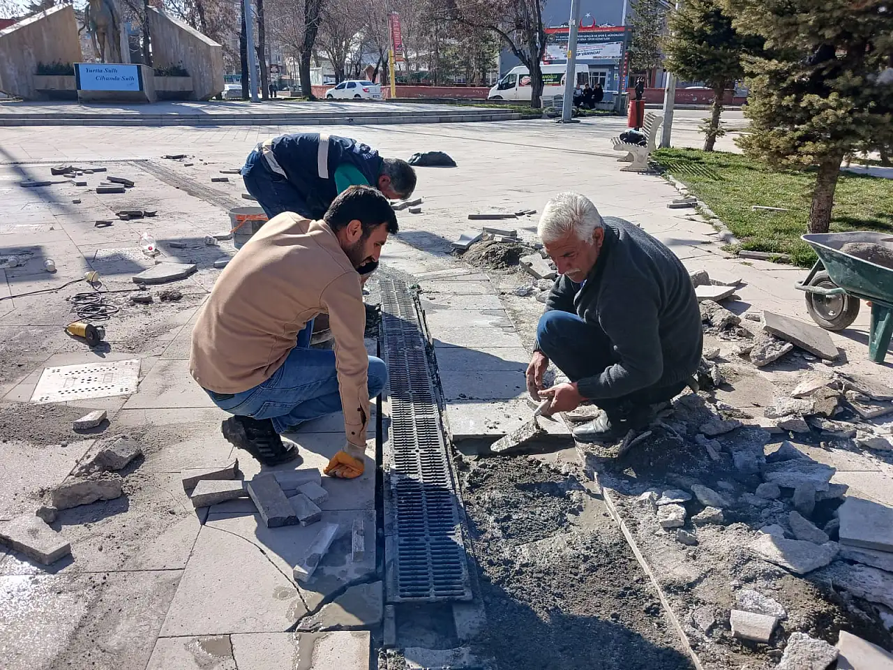 Ağrı'da park ve bahçelerde çalışmalar hızlandı