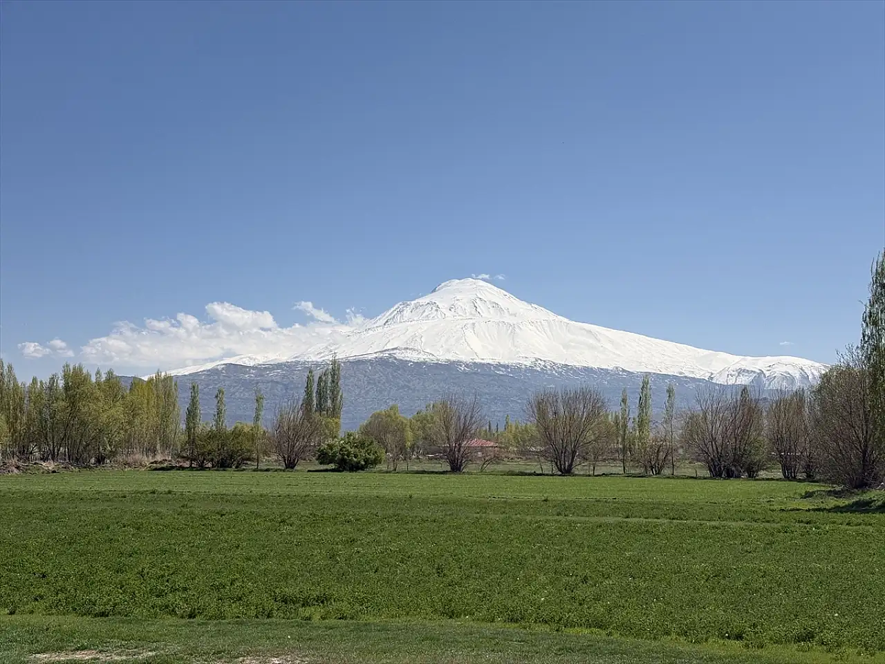 Beyaza bürünen Ağrı Dağı görenleri mest etti