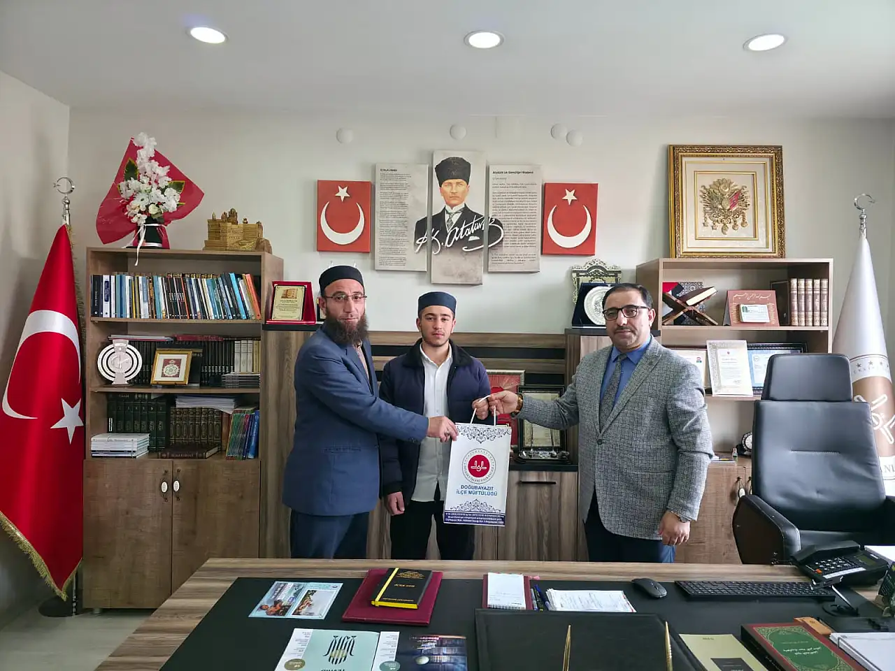 Genç Hafız belgesini Müftü Demirkaynak'ın elinden aldı