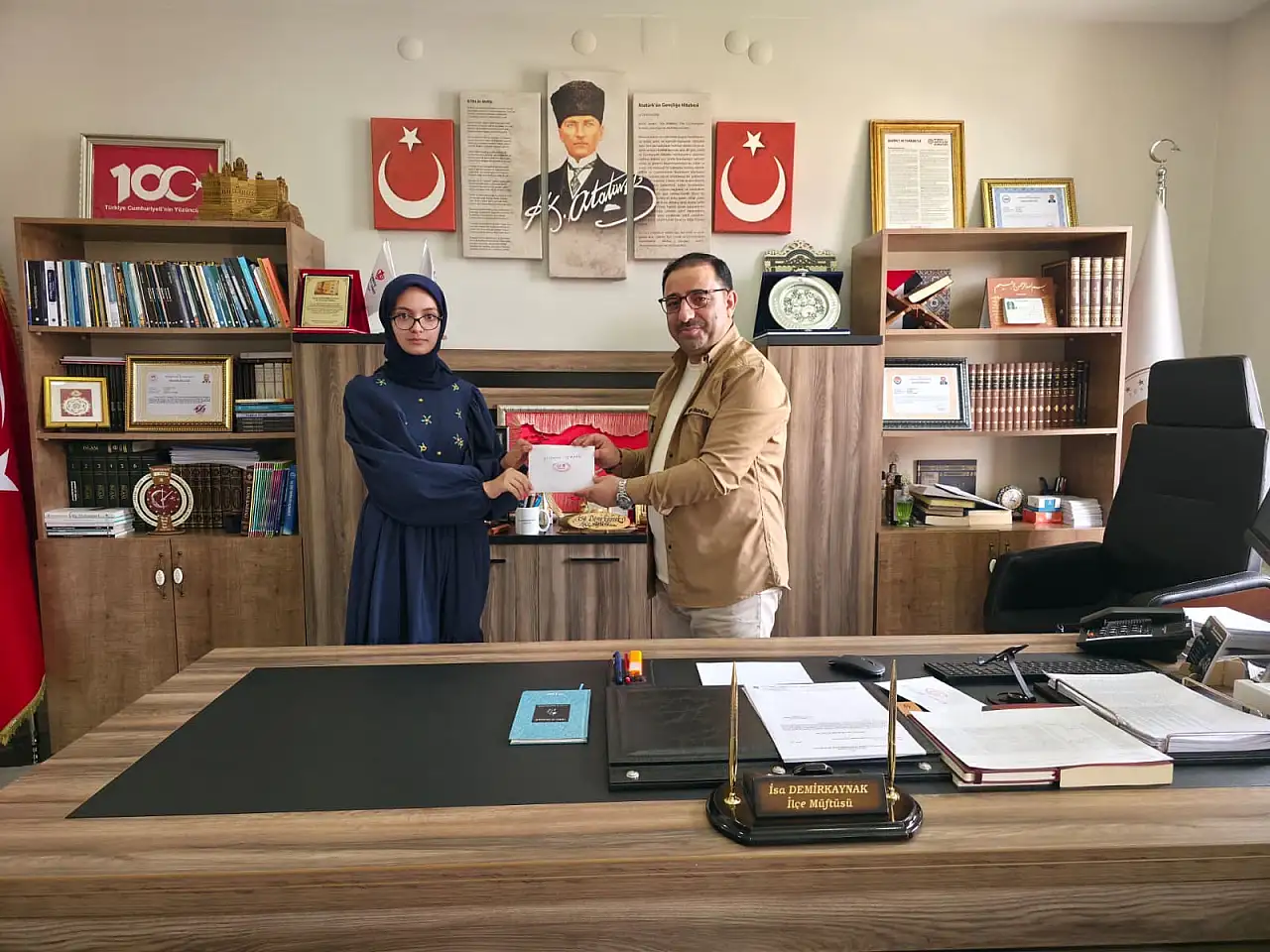 Doğubayazıt'ta büyük gurur: Türkiye derecesi yapan öğrenci umre ödülü kazandı