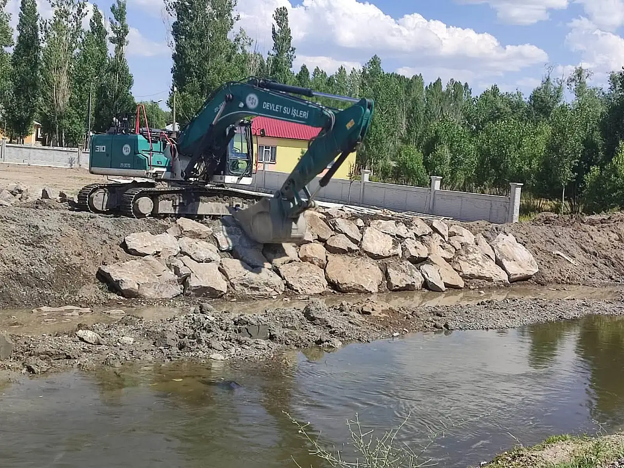 Patnos'ta taş tahkimatı çalışmaları aralıksız sürüyor