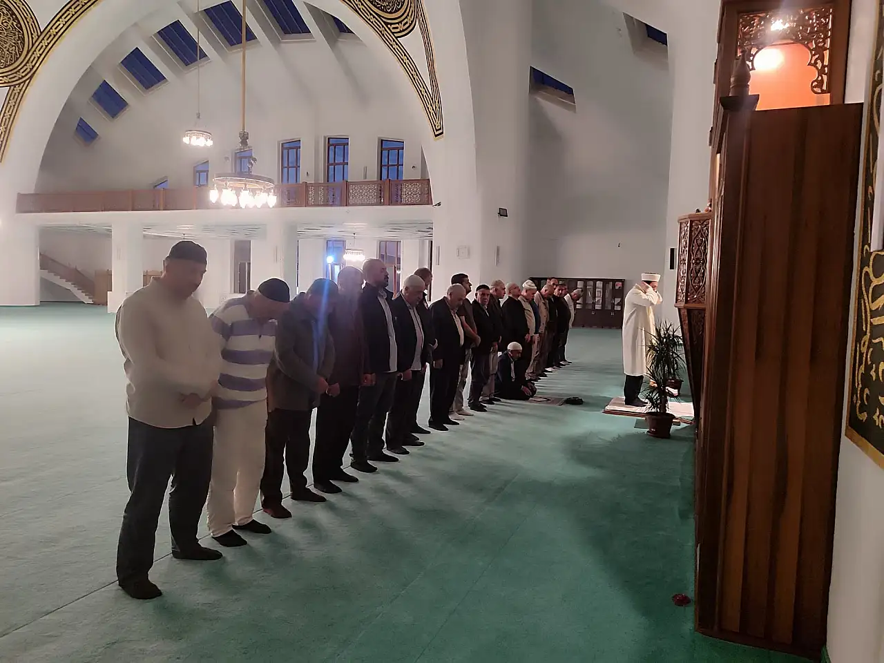 Ağrı Ulu Camii'nde 15 Temmuz şehitleri için sabah namazında dualar edildi