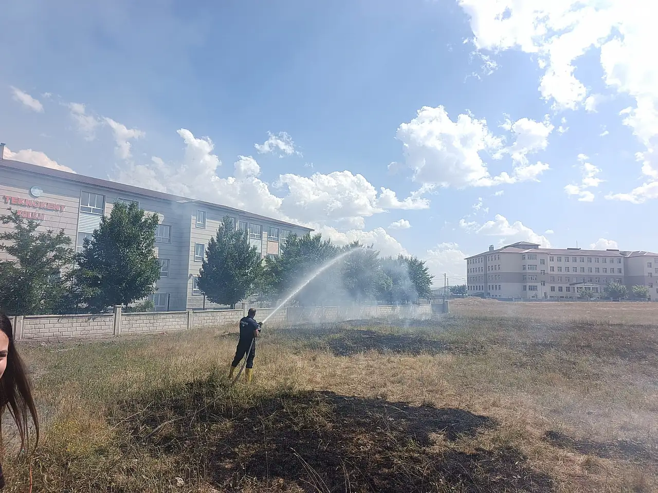 Ağrı'da kontrolsüz yakılan otlar mahalleliyi korkuttu