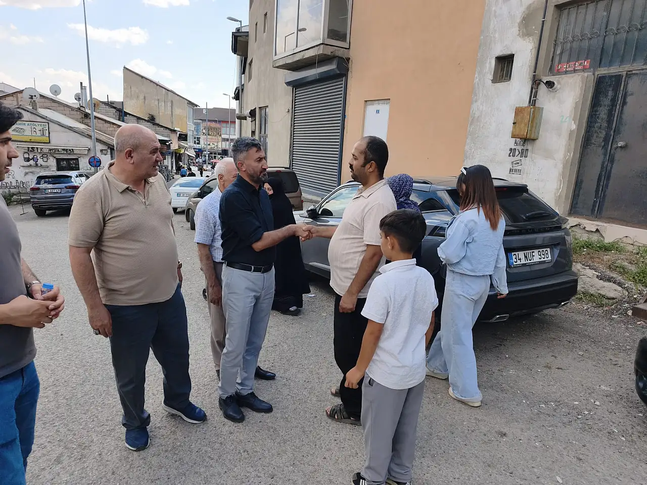 AK Parti Ağrı İl Başkanı İlhami Yıldız Eskivan Caddesi esnafını ziyaret etti