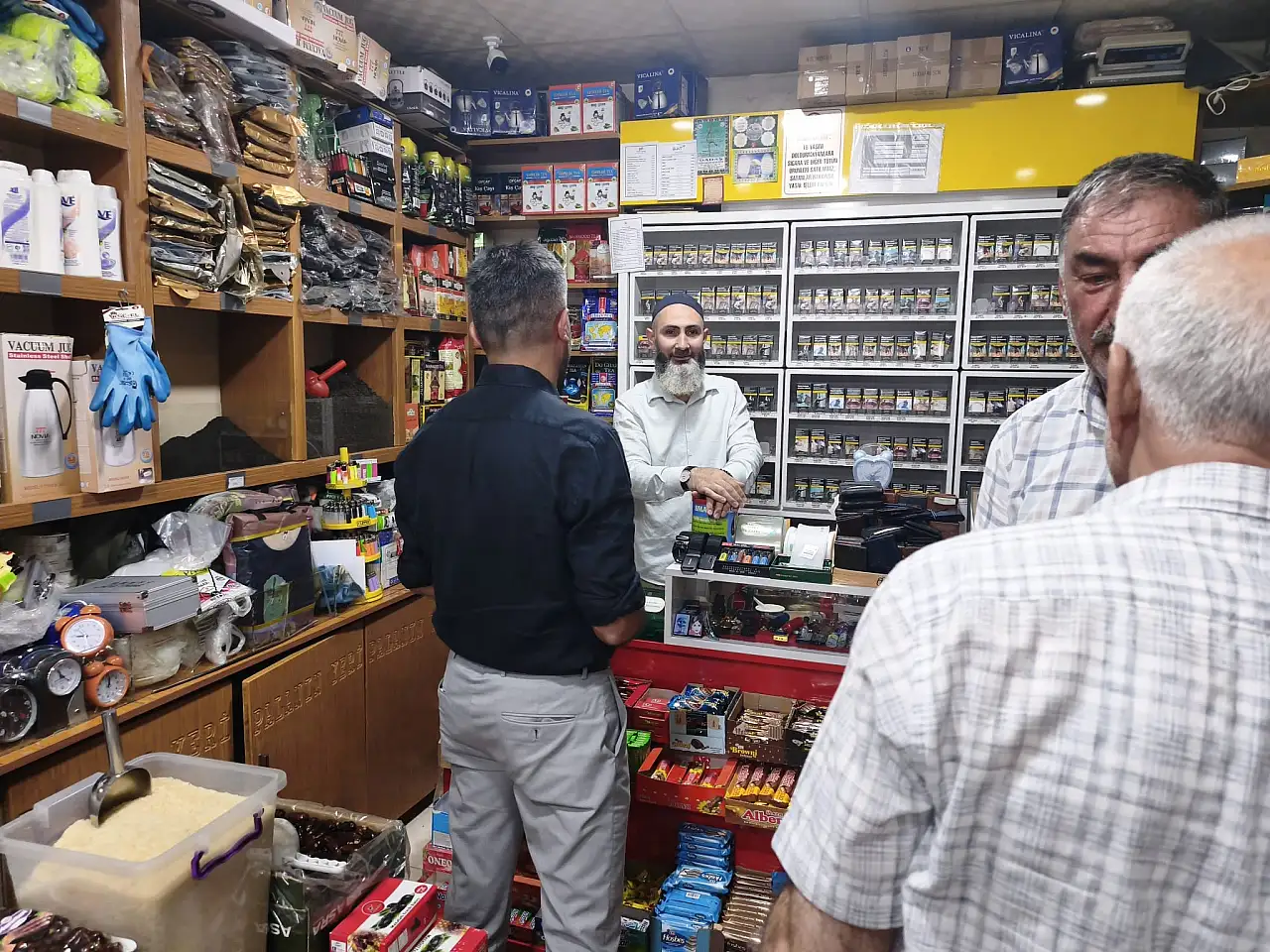 AK Parti Ağrı İl Başkanı İlhami Yıldız Eskivan Caddesi esnafını ziyaret etti