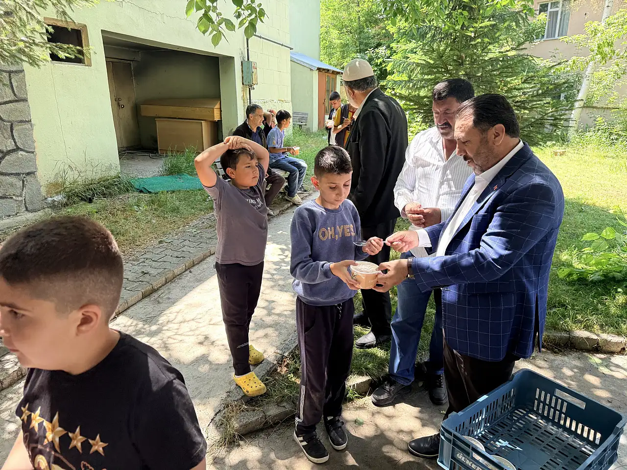 Başkan Ülgay Kur'an kursu öğrencilerine aşure ikram etti