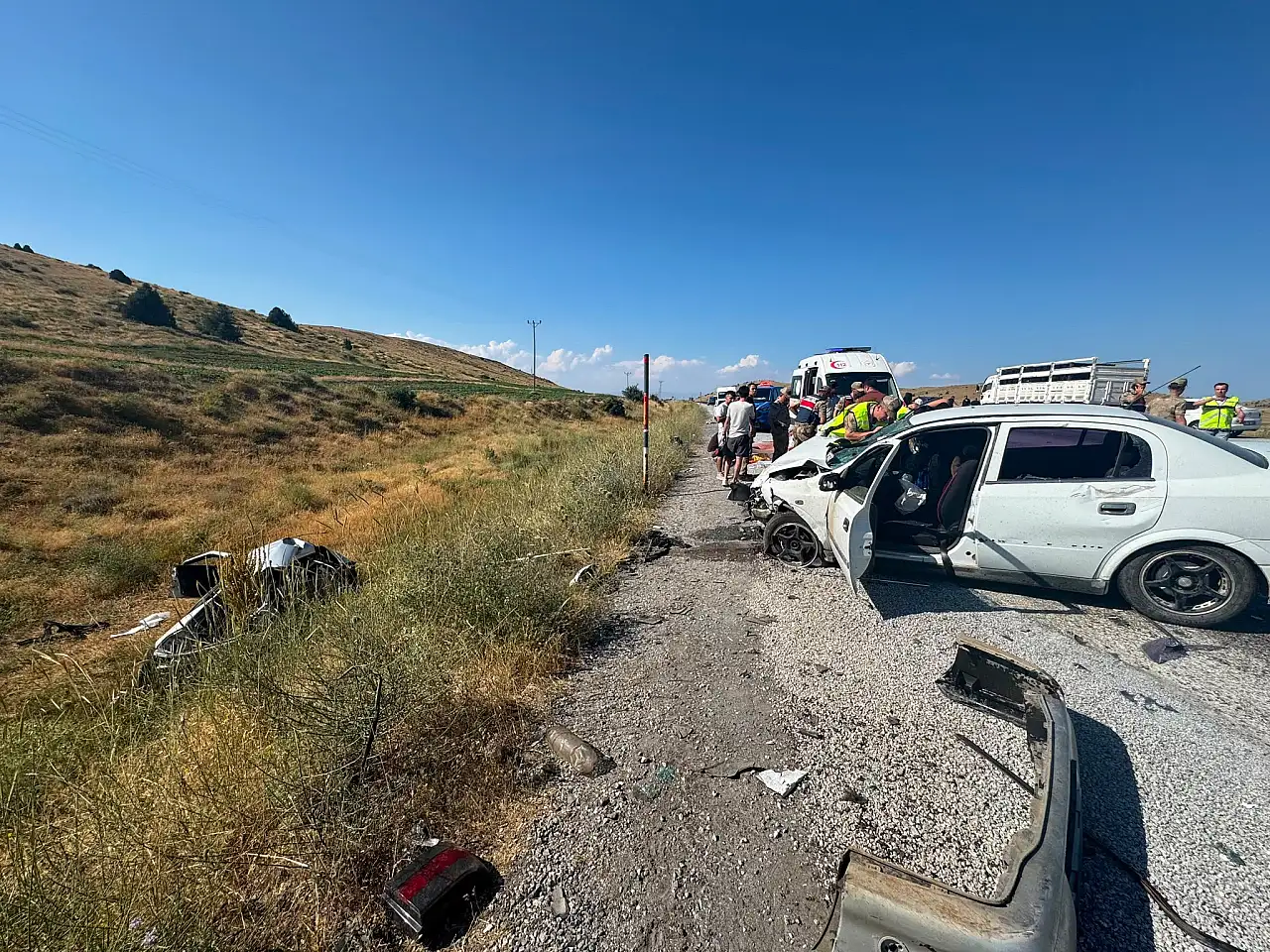 Bitlis'te iki otomobil kafa kafaya çarpıştı: 2'si ağır 6 yaralı