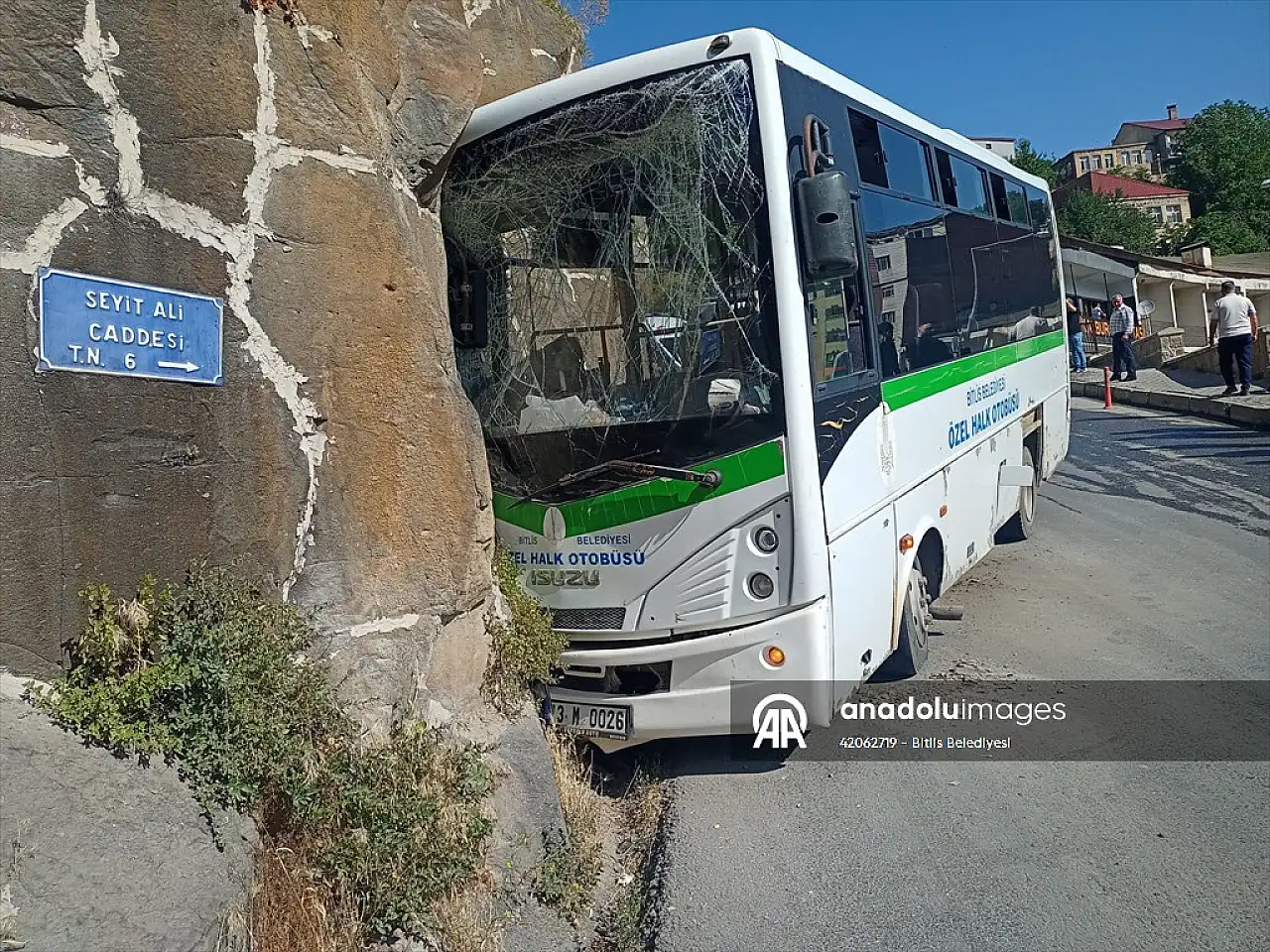 Bitlis'te belediye otobüsü kale duvarına çarptı: 5 yaralı