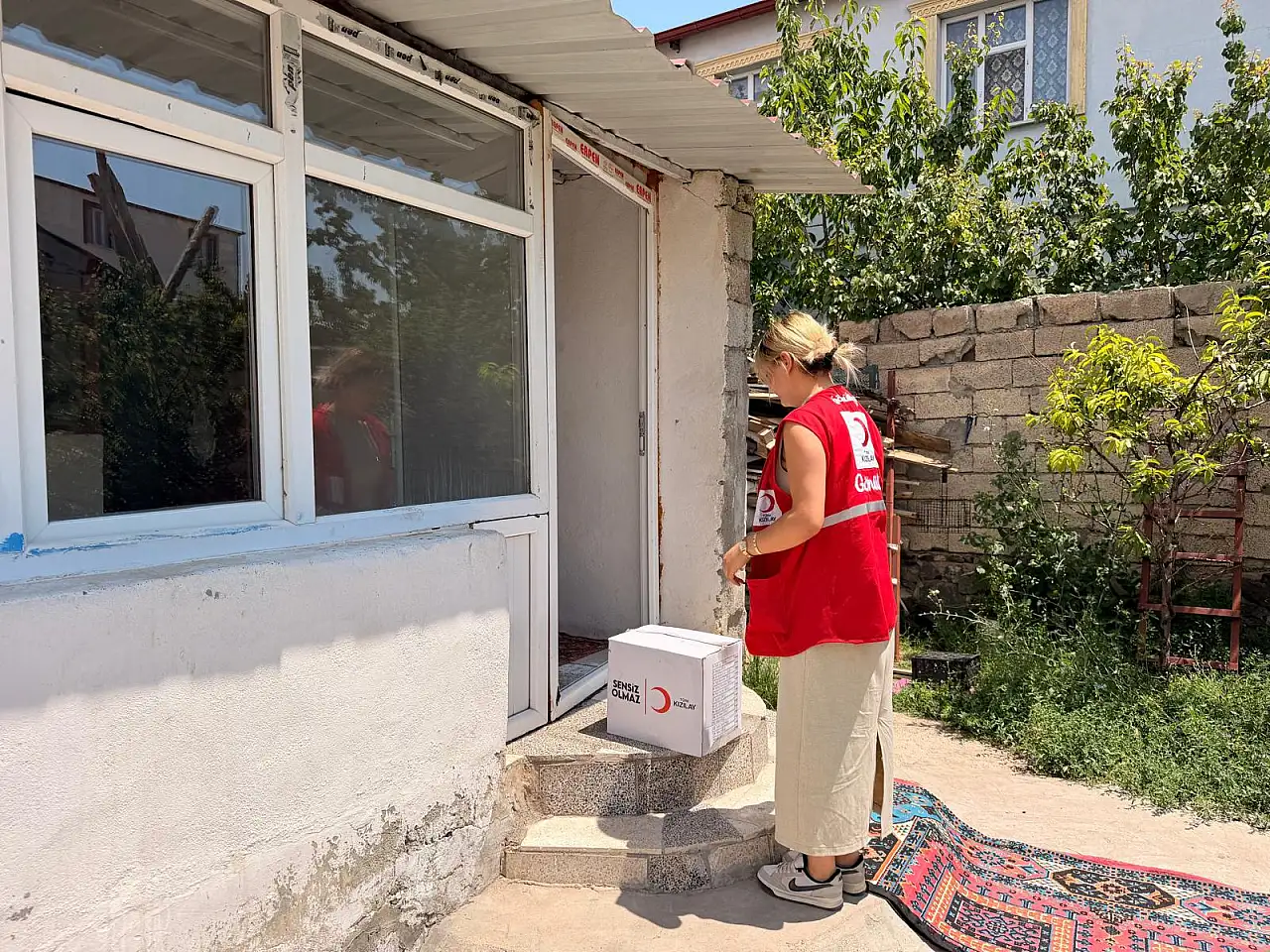 Doğubayazıt Kızılay'dan ihtiyaç sahibi ailelere gıda desteği
