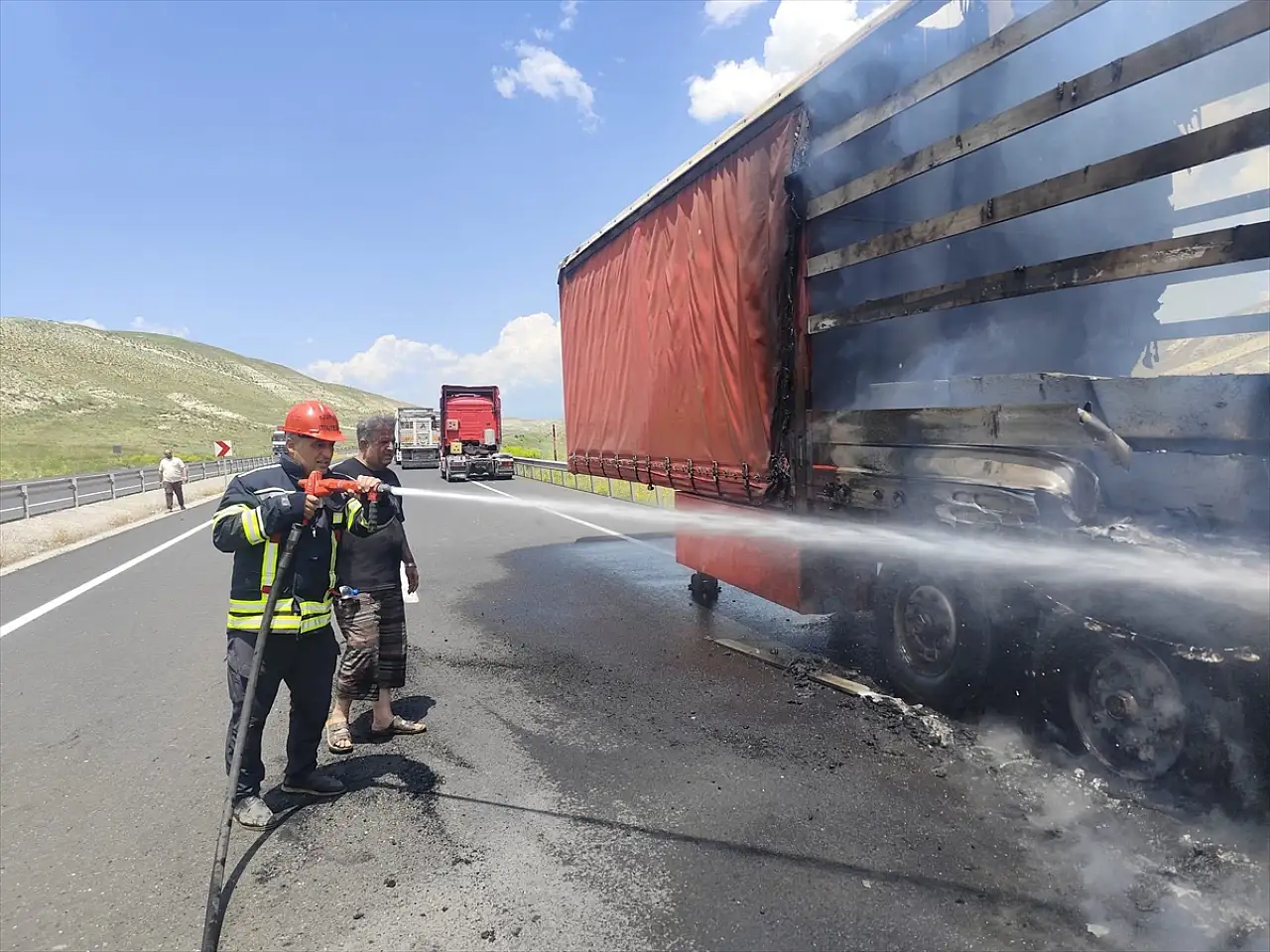 Erzurum-Ağrı kara yolunda korkunç görüntüler: Tır dorsesi alevlere teslim oldu