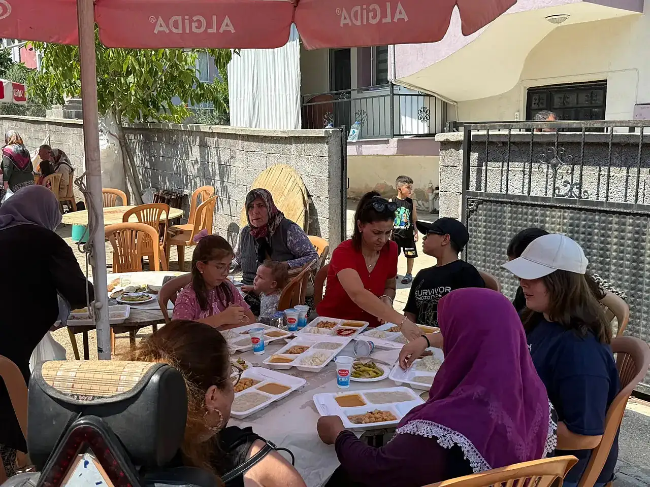 Irmak öğretmen memleketi Kula'da dualarla anıldı