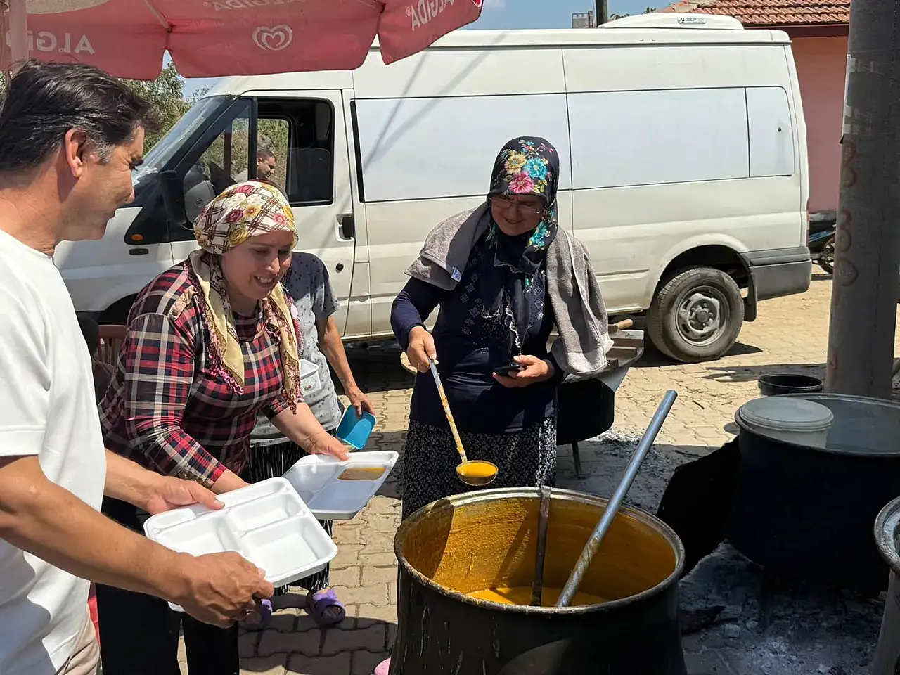 Irmak öğretmen memleketi Kula'da dualarla anıldı