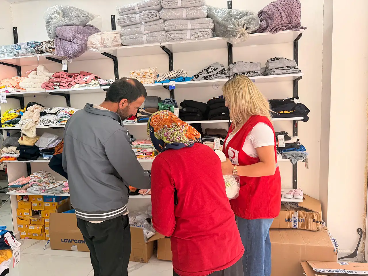 Kızılay Butiği'nden ihtiyaç sahibi ailelere destek eli